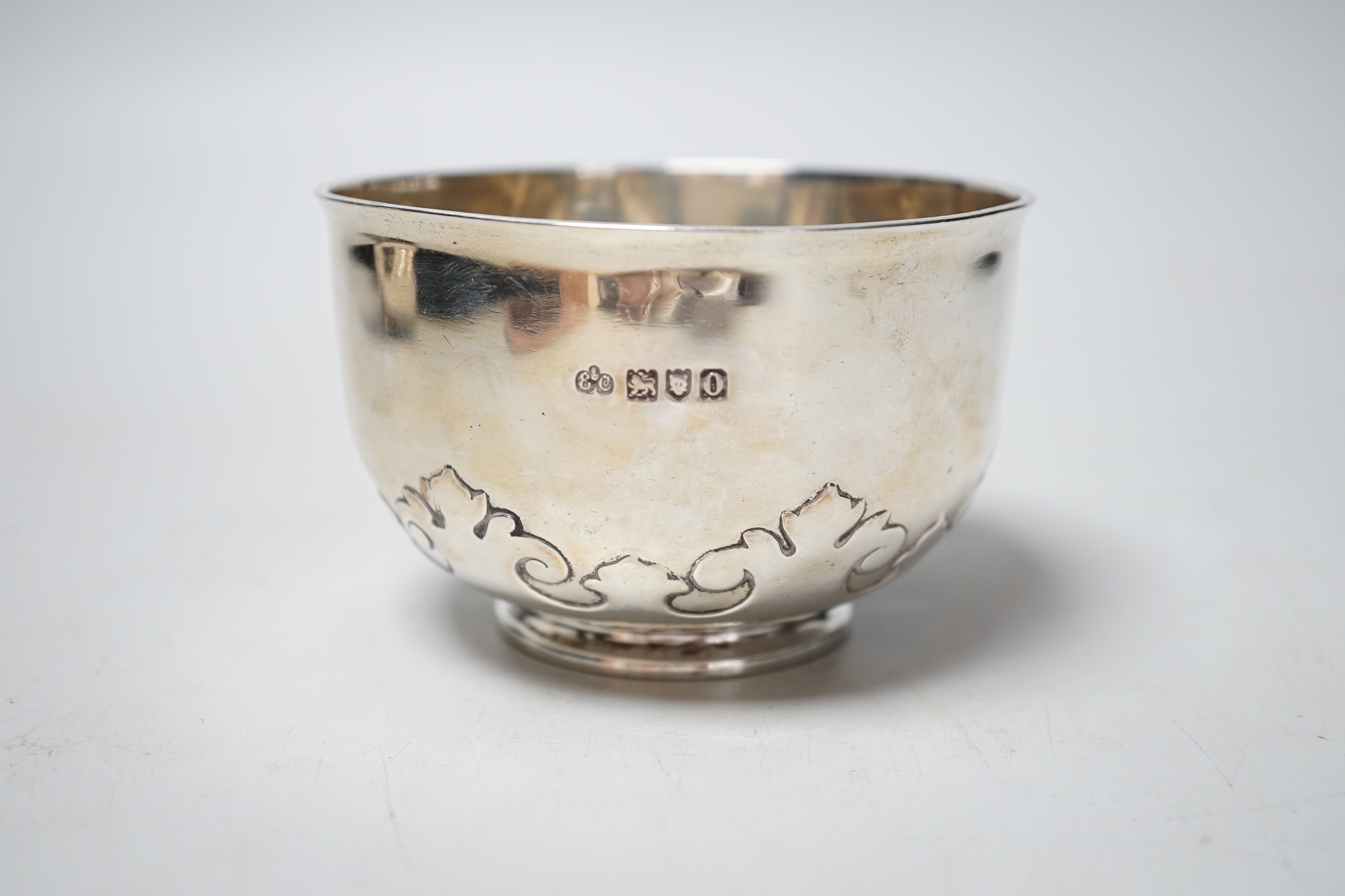 An Edwardian silver sugar bowl, with card cut decoration, Elkington & Co, London, 1909, diameter 98mm, 5.7oz.